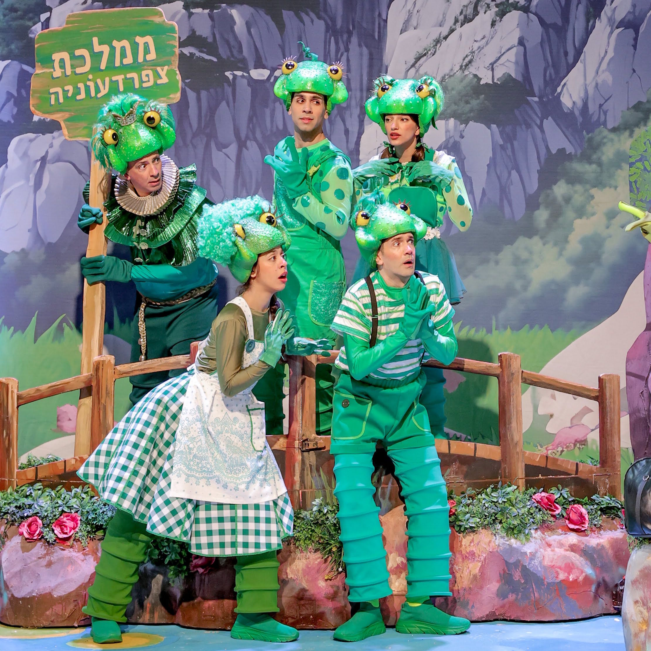 תפאורה ותלבושות מרהיבות בהצגת התיאטרון